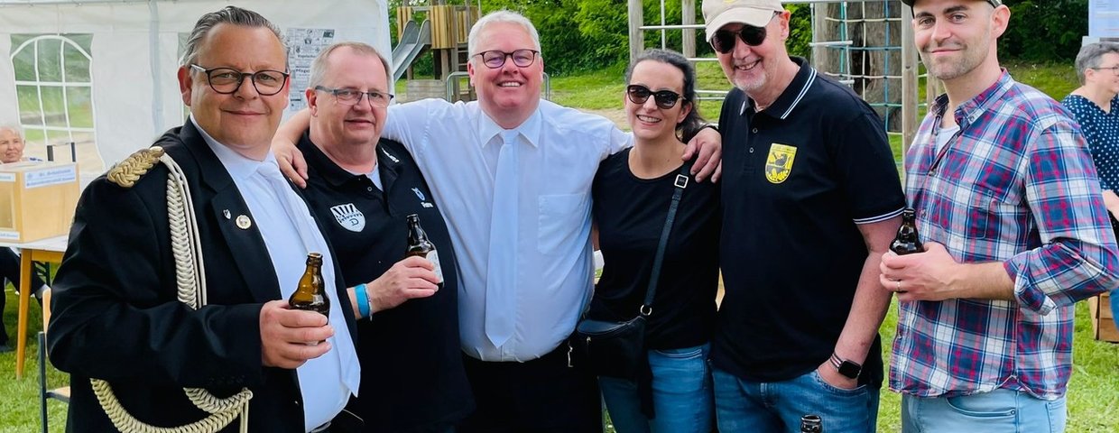 Mixed aus Fußball und Tennis beim Vogelschuss